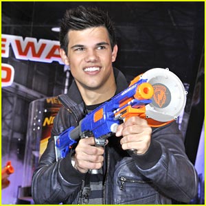 taylor-lautner-toy-fair